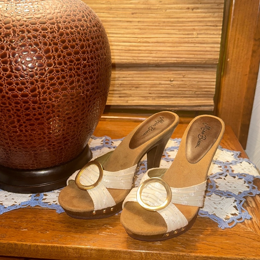 Miss Bisou open toe eyelet white w/ gold hardware accent w/ wooden heel! Size 9